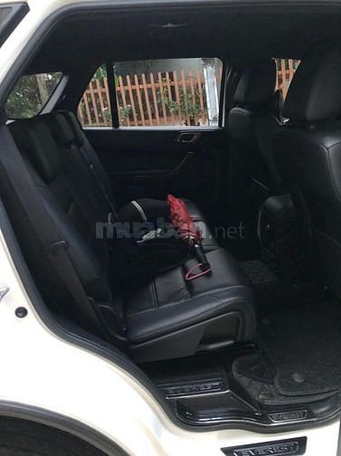 Bán xe Ford Everest 2,0AT turbo Titanium SX 2019, màu trắng