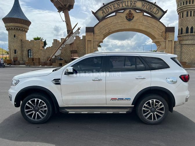 Bán xe Ford Everest 2,0AT turbo Titanium SX 2019, màu trắng