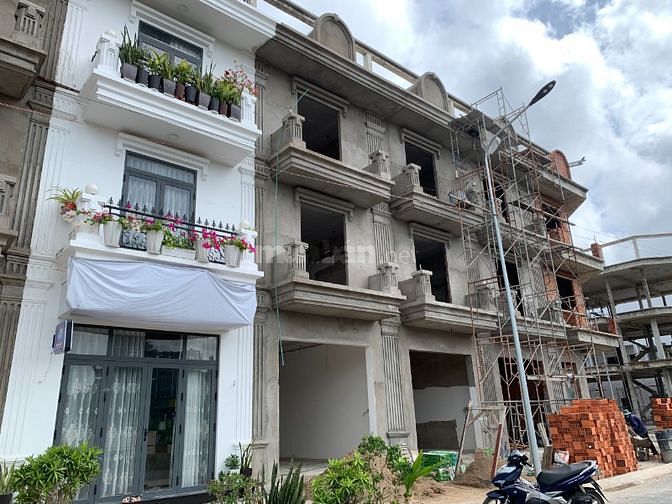 Kẹt tiền bán gấp nhà 1 trệt 2 lầu gần trường Cao Đẳng Bến Tre