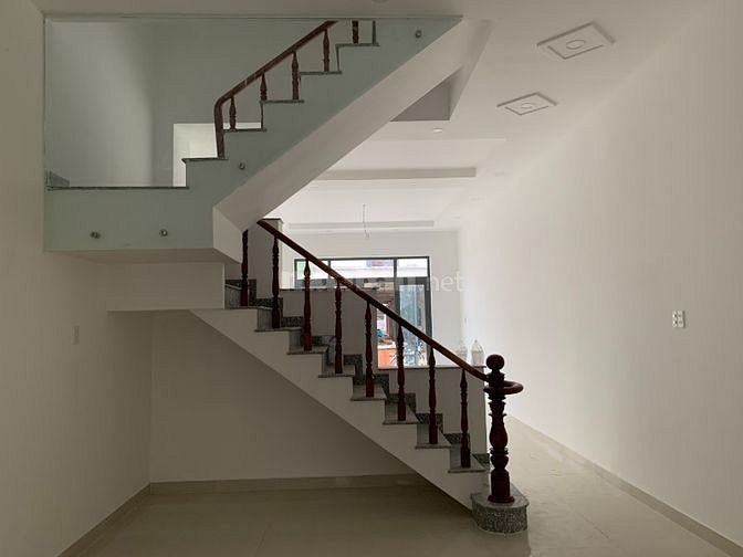 Kẹt tiền bán gấp nhà 1 trệt 2 lầu gần trường Cao Đẳng Bến Tre