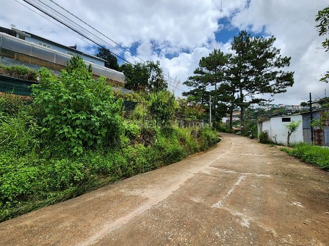 Bán lô đất 250 m² hai mặt tiền cách chợ Đà Lạt 2,5km giá 11 tỷ