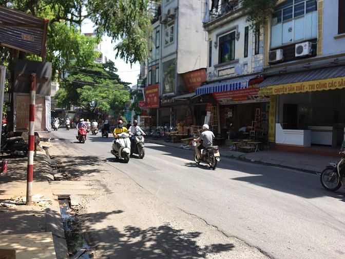 Chủ cần tiền bán gấp nhà mặt phố Đê La Thành, Ba Đình, 5,9 tỷ. Kinh do