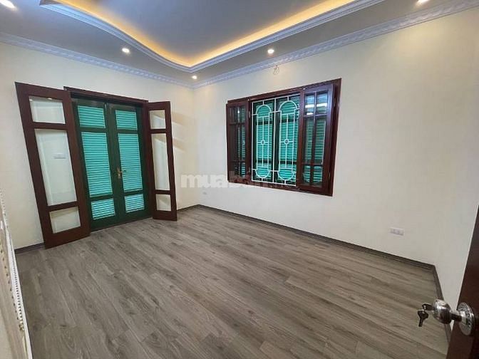 Cho thuê nhà số 4 ngõ Châu Long Quán Thánh  50m 5 tầng mt 4m 35tr