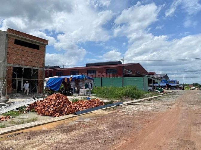 Bán lô đất 2 mặt tiền xây dựng kinh doanh được.