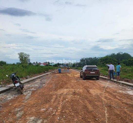 Bán lô đất 2 mặt tiền xây dựng kinh doanh được.