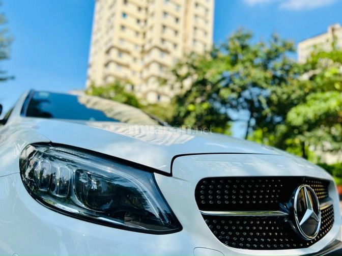 Mercedes_BenZ C300 AMG Model 2019 Trắng Đỏ 