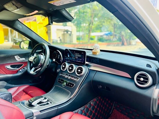 Mercedes_BenZ C300 AMG Model 2019 Trắng Đỏ 