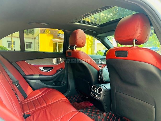 Mercedes_BenZ C300 AMG Model 2019 Trắng Đỏ 