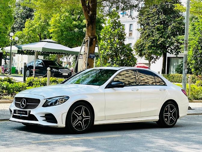 Mercedes_BenZ C300 AMG Model 2019 Trắng Đỏ 