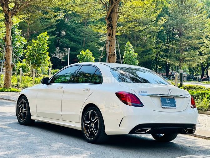 Mercedes_BenZ C300 AMG Model 2019 Trắng Đỏ 