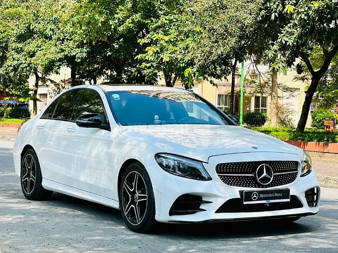 Mercedes_BenZ C300 AMG Model 2019 Trắng Đỏ 