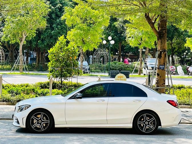 Mercedes_BenZ C300 AMG Model 2019 Trắng Đỏ 