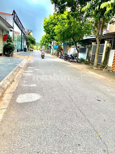 Bán nhà cấp 4 tặng 90m đất, mặt phố Nguyễn Văn Hưởng, ở và kinh doanh