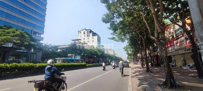 Bán nhà mặt phố Nguyễn Văn Cừ, sổ đỏ 63m2, kinh doanh tốt, 19.2 tỷ