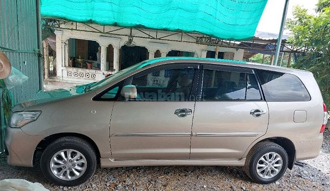 Bán xe INNOVA 2014 màu vàng cát 8 chỗ ngồi, số tay. 