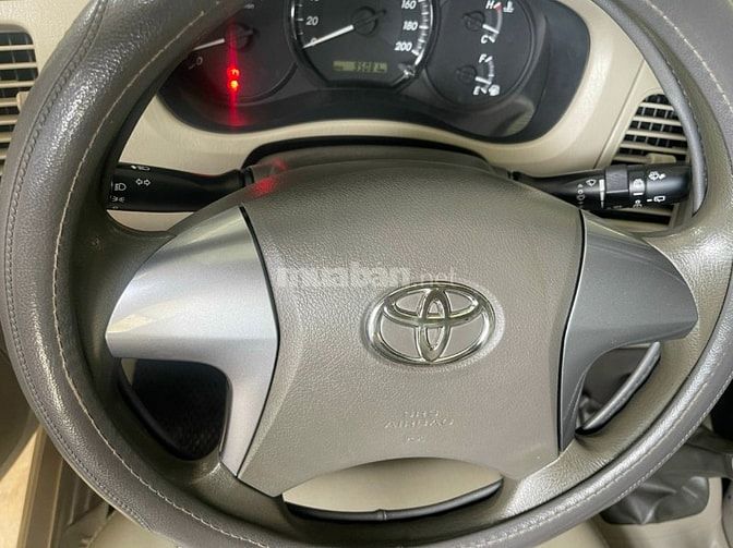 Bán xe INNOVA 2014 màu vàng cát 8 chỗ ngồi, số tay. 