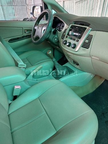 Bán xe INNOVA 2014 màu vàng cát 8 chỗ ngồi, số tay. 