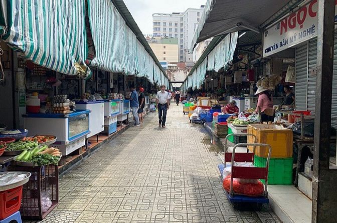 Sang sạp rau củ quả chợ quận 1
