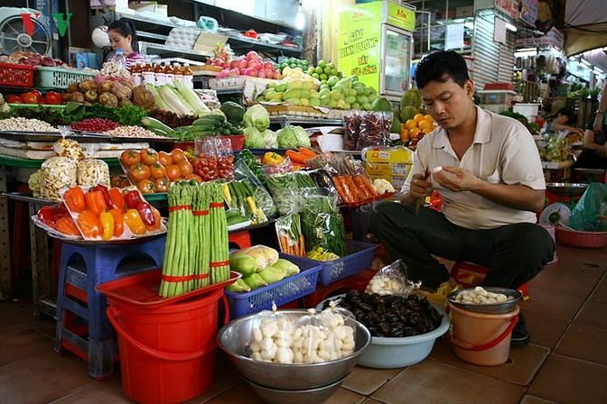 Sang sạp rau củ quả chợ quận 1