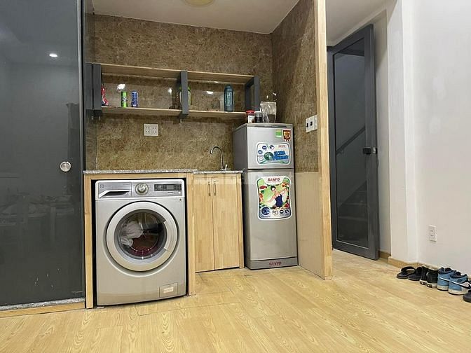Cho thuê phòng trọ Studio gần sân bay, giá rẻ dành cho 4 người, 4 xe