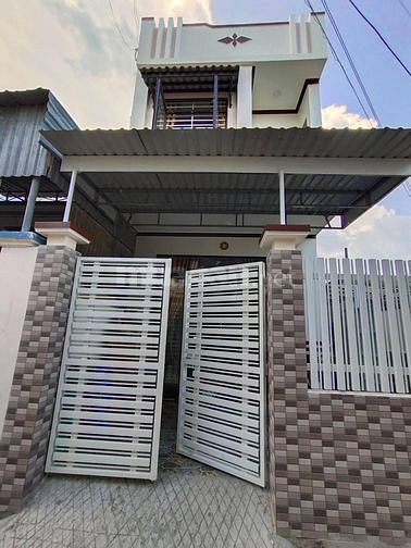 Nhà người thân em cần ra căn nhà 1 trệt 1lầu giá cả thương lượng