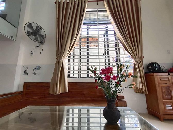 Nhà người thân em cần ra căn nhà 1 trệt 1lầu giá cả thương lượng