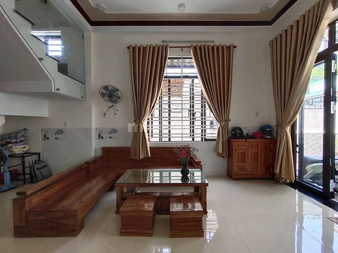 Nhà người thân em cần ra căn nhà 1 trệt 1lầu giá cả thương lượng