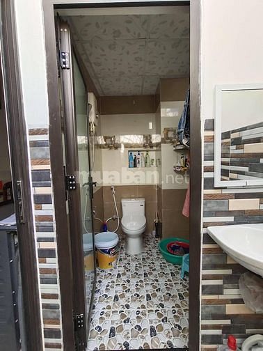 Nhà người thân em cần ra căn nhà 1 trệt 1lầu giá cả thương lượng