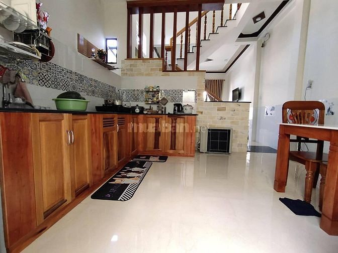 Nhà người thân em cần ra căn nhà 1 trệt 1lầu giá cả thương lượng