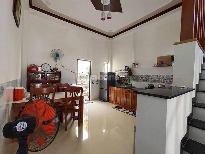 Nhà người thân em cần ra căn nhà 1 trệt 1lầu giá cả thương lượng
