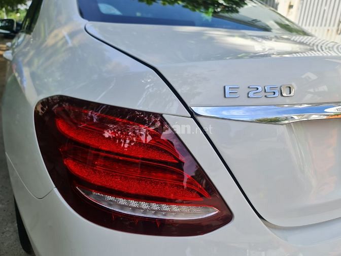 Bán xe Mercedes E250 2017 màu trắng nội thất đen nguyên bản, chính chủ