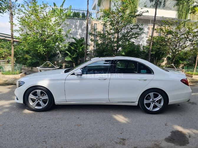 Bán xe Mercedes E250 2017 màu trắng nội thất đen nguyên bản, chính chủ