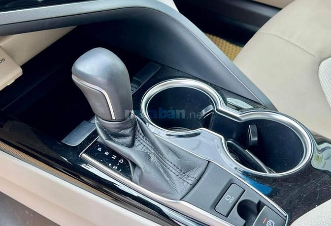 Toyota Camry 2.0 G màu đen biển HCM  — Sản Xuất 2021  