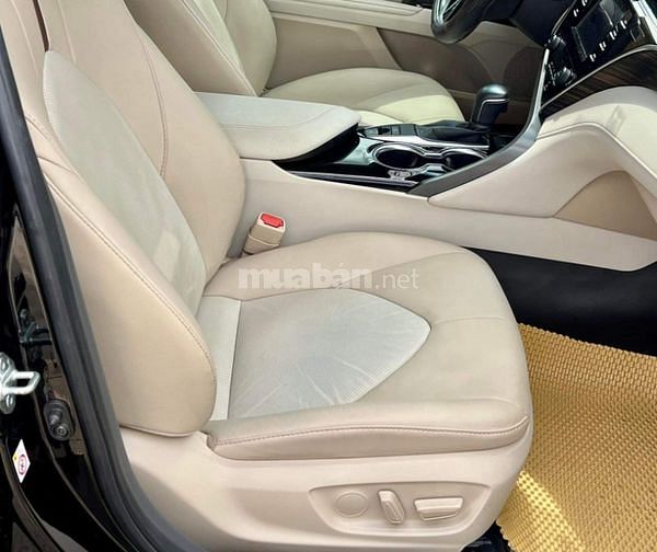 Toyota Camry 2.0 G màu đen biển HCM  — Sản Xuất 2021  