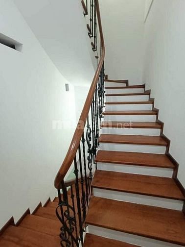 Bán gấp nhà Thạch Bàn oto đỗ cửa,giá tốt,vị trí đẹp,40m,5 tầng, 2,7 tỷ