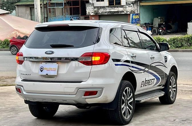 Ford Everest 2.0 Titanium một cầu máy dầu, màu trắng biển HCM   