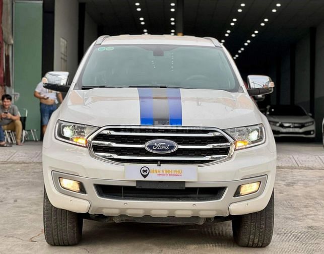 Ford Everest 2.0 Titanium một cầu máy dầu, màu trắng biển HCM   