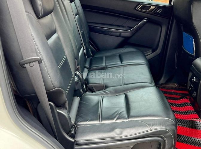 Ford Everest 2.0 Titanium một cầu máy dầu, màu trắng biển HCM   