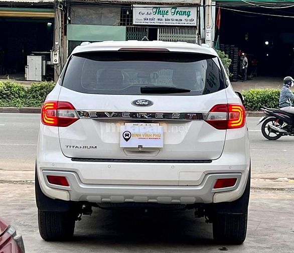 Ford Everest 2.0 Titanium một cầu máy dầu, màu trắng biển HCM   