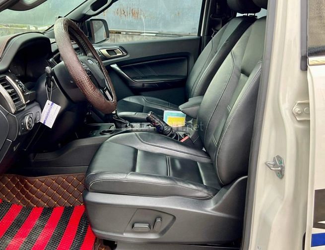 Ford Everest 2.0 Titanium một cầu máy dầu, màu trắng biển HCM   