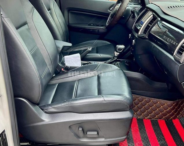 Ford Everest 2.0 Titanium một cầu máy dầu, màu trắng biển HCM   