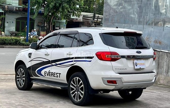 Ford Everest 2.0 Titanium một cầu máy dầu, màu trắng biển HCM   