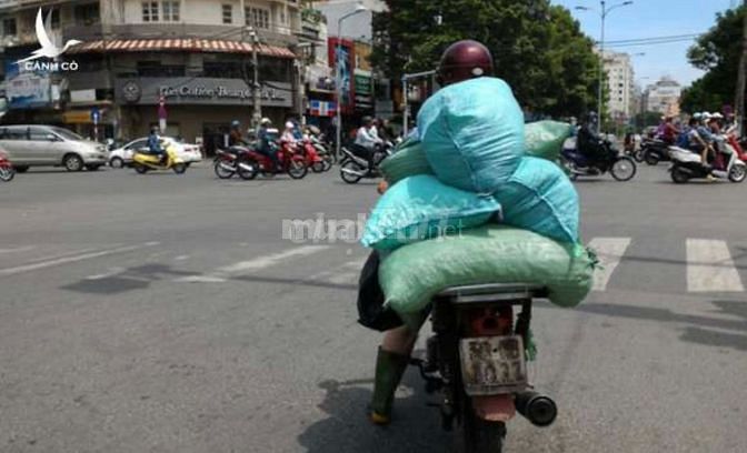 Cần Nam Giao Đá Tinh Khiết Và Bia Bằng Xe Honda làm Q4