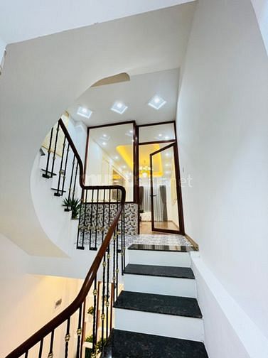 Bán nhà 5 tầng, diện tích 52m2, ngõ phố Thái Thịnh, giá 6,9 tỷ