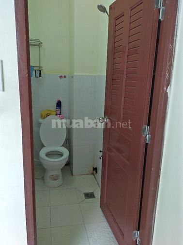 Phòng đẹp có của sổ và tollet riêg đườg hồng bàng gần đại hoc y duoc.v