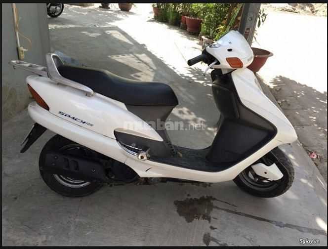 Bán 2 xe máy Honda Spacy, màu trắng và mầu nâu, giá 40 triệu/xe.