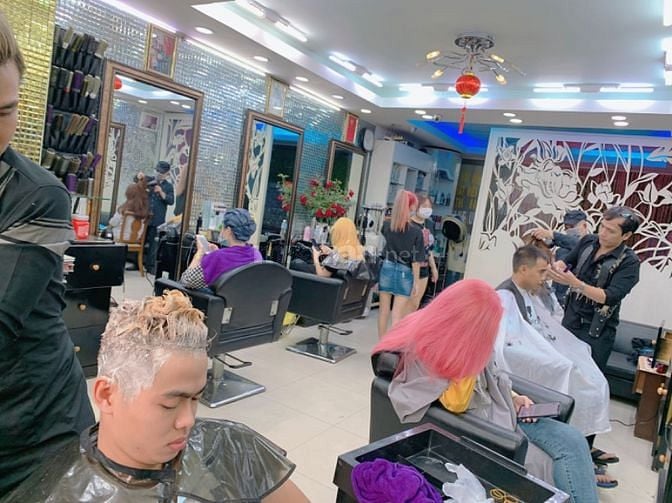 Salon tóc Q8 cần tuyển thợ phụ nam nữ làm ngày 400k