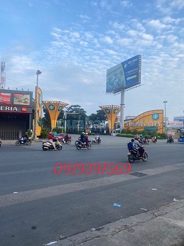 Cho thuê Góc 2MT Quốc Lộ 13, TĐ. Dt:9,5*30. Giá 45 triệu.