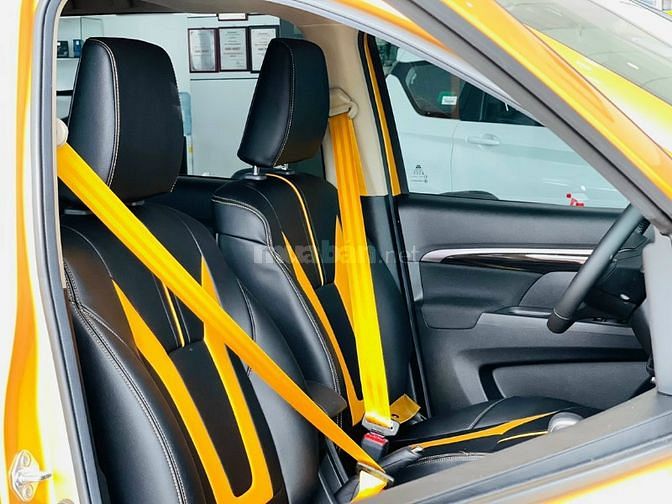 Suzuki XL7 xe OTO 7 chổ Nhập Khẩu Màu Vàng