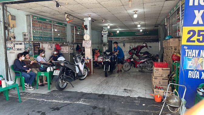 TUYỂN NAM RỬA XE MÁY, CÓ CHỖ Ở LẠI, LƯƠNG TỪ 9 - 12 TRIỆU/THÁNG